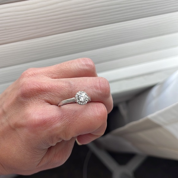 Beautiful 0.5 Carat Diamond engagement ring and 14 carat White gold used - Picture 6 of 7